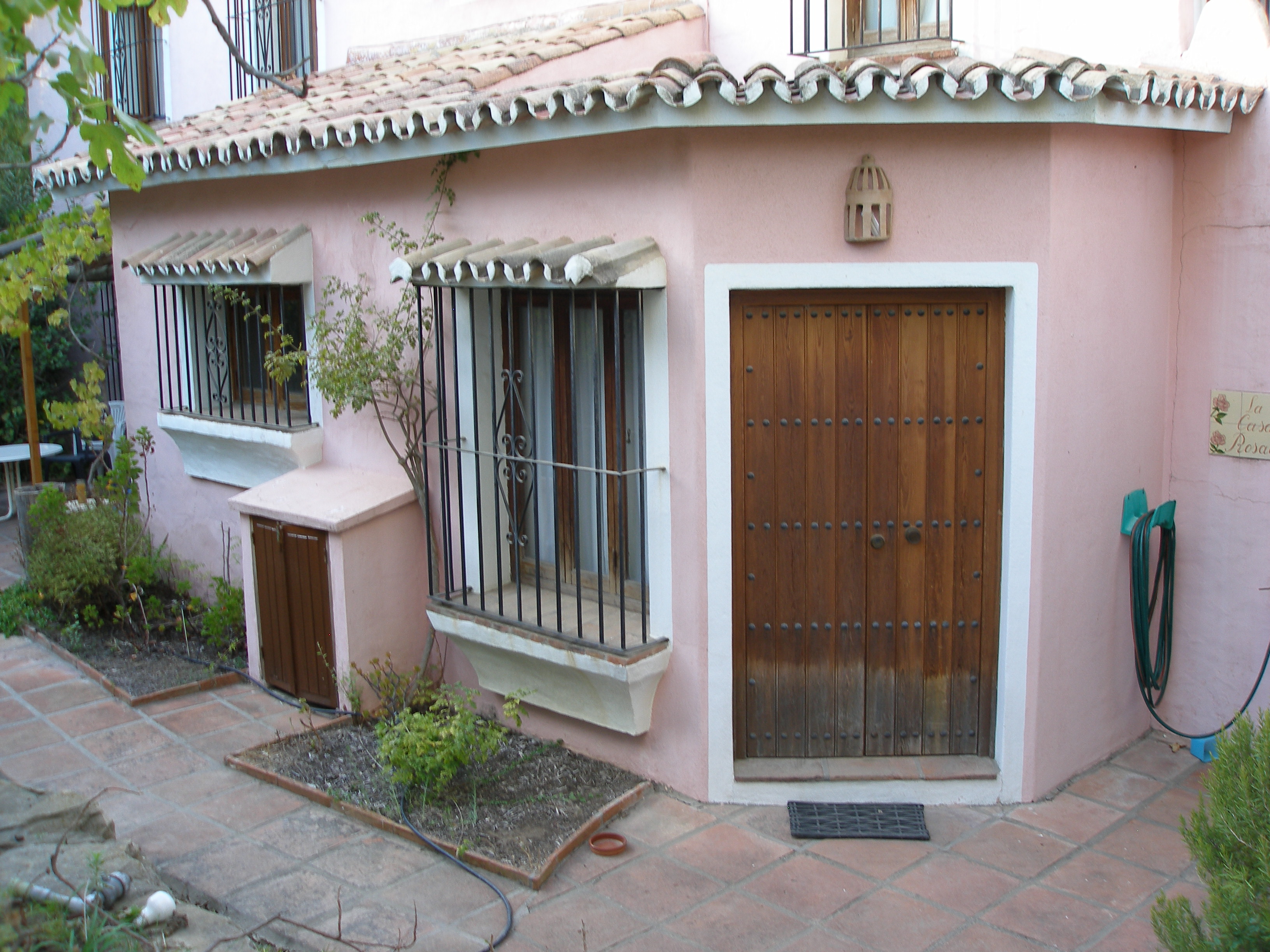 This beautifully presented front line golf, ground floor two bedroom apartment is situated on the Los Naranjos golf course. This apartment is the perfect convenient property for golfers or indeed as an ideal investment opportunity given its proximity to Puerto Banus. The bright spacious accommodation which is well laid out comprises a large sittingroom/diningroom, separate fully fitted kitchen, two bathrooms and two bedrooms. The apartment is located at the back of the complex overlooking the 9th hole and is within walking distance of both the Los Naranjos clubhouse and Magna Cafe.