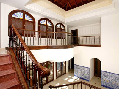 Next to Sotogrande and Valderrama golf courses. Fantastic panoramic views to the sea and golf.
Luxury qualities: marble floor, wood, tipical spanish tiles with original coutyard, classic and contemporary design. Big lounge, Separate dining area. Fireplace in livingroom. Large covered terraces, open to the garden and
swimming pool. Kitchen with breakfast area. 6 bedrooms, 6 bathrooms, guest bathroom. Large basement. Garage
for 5 or more cars. SPA area with Sauna and Turkish-bath. Elevator. Under floor heated, air conditioning hot and
cold, alarm, domotic system, piped music.